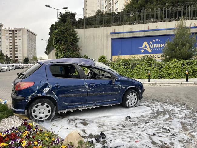 Küçükçekmece’de takla atan araç paniğe neden oldu: Sürücü hastaneye kaldırıldı!