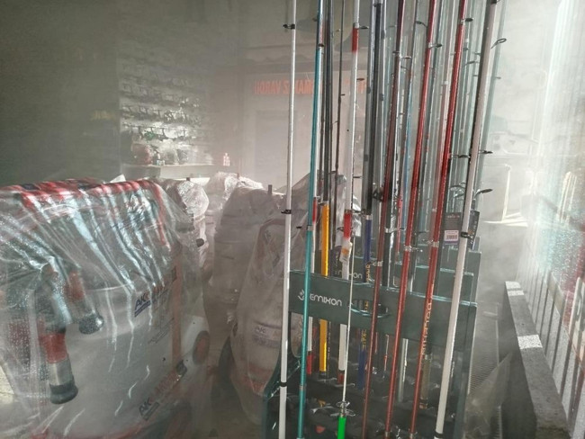 Sungurlu’da av bayisi yangını: Esnaf ve itfaiye el ele söndürdü - Resim : 2