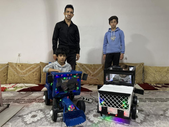 Yüksekovalı babanın yürek ısıtan çabası: Atık malzemelerden çocuklarına oyuncak araba ve traktör yaptı - Resim : 3