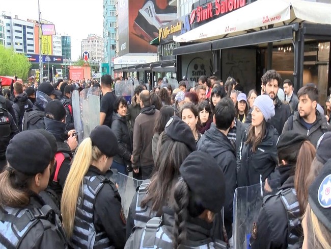 İstanbul'da 1 Mayıs gerginliği! Yasağa rağmen Taksim'e yürümek isteyenlere polis müdahale etti - Resim : 3