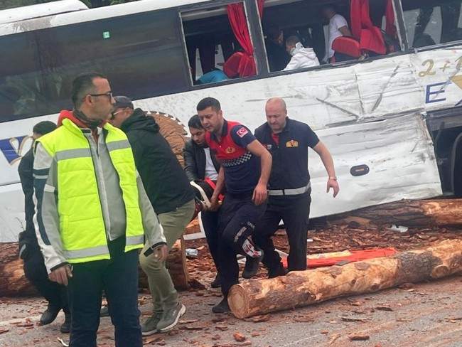 Çanakkale'de yolcu otobüsünün karıştığı zincirleme kaza: 8 ölü, çok sayıda yaralı