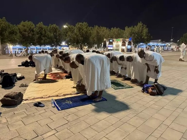 Hacı adayları Arafat’ta: Gözyaşlarıyla vakfeye duran kalabalık, Mina ve Müzdelife'ye geçmeye hazırlanıyor! CANLI YAYIN - Resim : 2