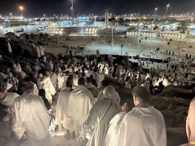 Hacı adayları Arafat’ta: Gözyaşlarıyla vakfeye duran kalabalık, Mina ve Müzdelife'ye geçmeye hazırlanıyor! CANLI YAYIN - Resim : 4
