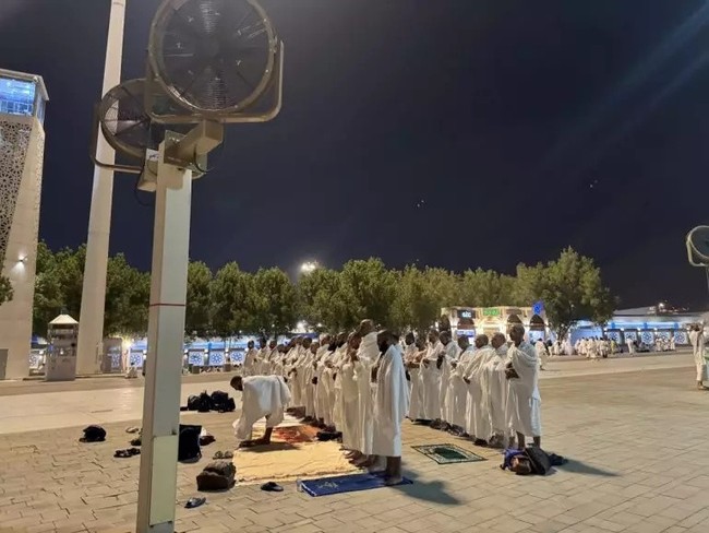 Hacı adayları Arafat’ta: Gözyaşlarıyla vakfeye duran kalabalık, Mina ve Müzdelife'ye geçmeye hazırlanıyor! CANLI YAYIN - Resim : 3
