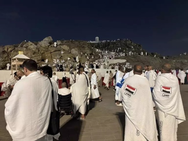 Hacı adayları Arafat’ta: Gözyaşlarıyla vakfeye duran kalabalık, Mina ve Müzdelife'ye geçmeye hazırlanıyor! CANLI YAYIN - Resim : 5