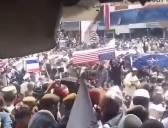 Taliban'da ilginç sevinç gösterisi: ABD, Fransa ve İngiltere'nin cenazesini kaldırdılar