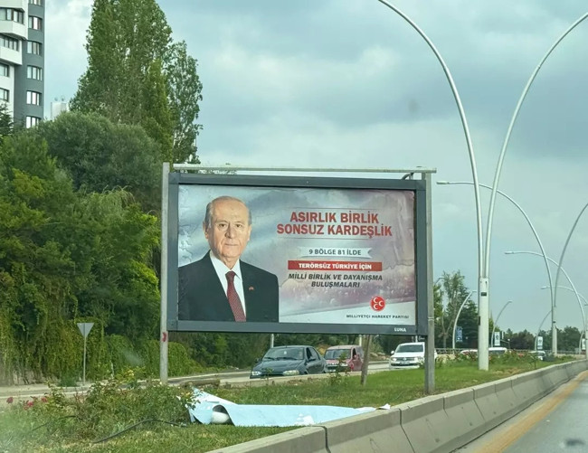 MHP'nin '9 bölge' afişleri sosyal medyada gündem oldu! Bahçeli'nin mitingleri öncesi tartışma çıktı, partiden yanıt gecikmedi