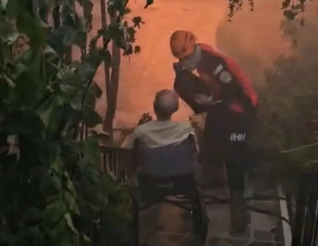 Yangının ortasında bir kurtuluş hikayesi… Tekerlekli sandalyedeki yaşlı adam işte böyle kurtarıldı!