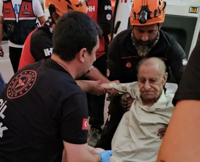 Yangının ortasında bir kurtuluş hikayesi… Tekerlekli sandalyedeki yaşlı adam işte böyle kurtarıldı! - Resim : 3