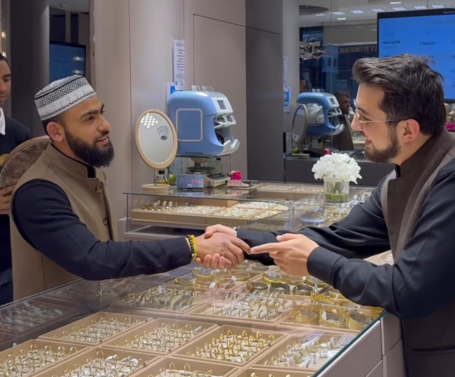 İlahiyle başladı, reklamla köşeyi döndü... Din tüccarlığında son model: Celal Karatüre'nin kuyumcuda pazarlığı pes dedirtti...