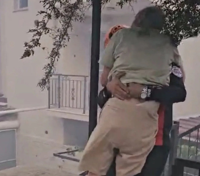 Yangının ortasında bir kurtuluş hikayesi… Tekerlekli sandalyedeki yaşlı adam işte böyle kurtarıldı! - Resim : 2