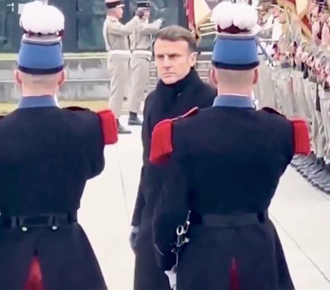 Eşinden tokat yiyen Macron karizmayı kurtarmaya çalışıyor! ‘Sert adam’ rolleri alay konusu oldu