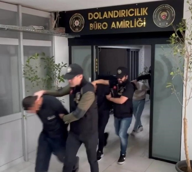 İzmir Ödemiş’te yaşlı kadını dolandıran çete çökertildi: 750 bin TL’lik vurgunda 3 tutuklama - Resim : 2