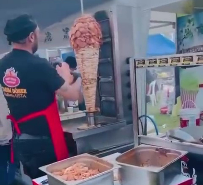Adana’daki karnavalda ikinci döner skandalı: Çiğ tavuk bir kez daha tezgâhta