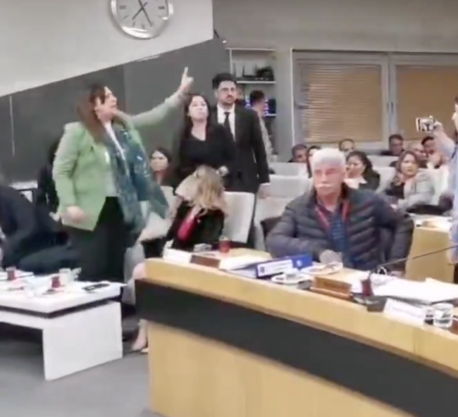 CHP'li Afyonkarahisar Belediye Meclisi karıştı! Başkan Burcu Köksal'dan 'Elini kırarım' tehdidi...