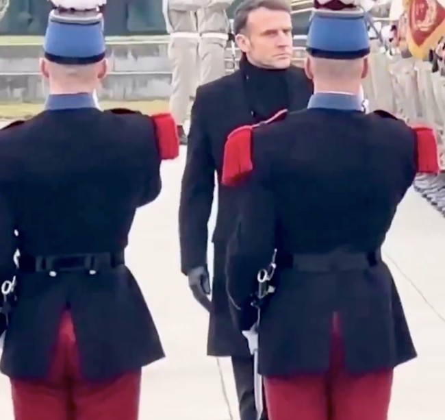 Eşinden tokat yiyen Macron karizmayı kurtarmaya çalışıyor! ‘Sert adam’ rolleri alay konusu oldu - Resim : 2