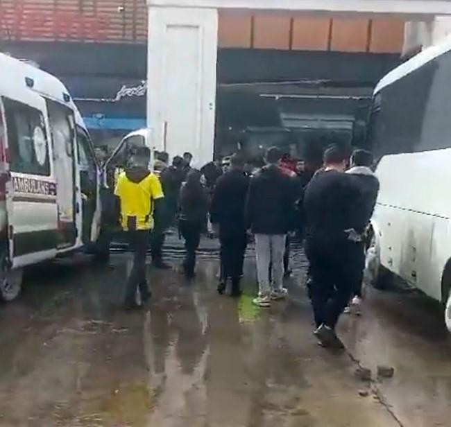 Fenerbahçe ve Amedspor taraftarı arasında kavga çıktı! 2 yaralı - Resim : 2