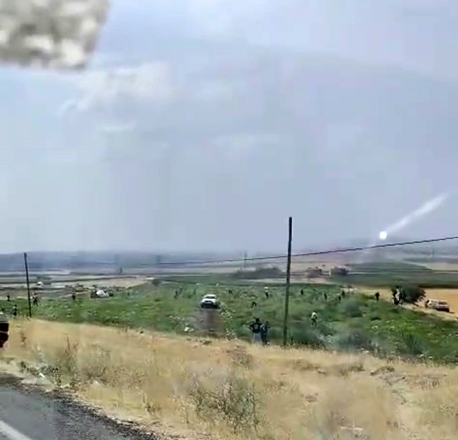 Tarlasına gittiğinde şoke oldu: Onlarca kişi karpuzlarını toplamış, araçlarına dolduruyordu!