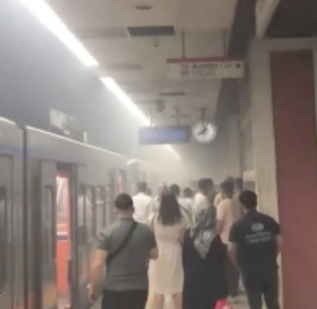 İstanbul metrosunda panik: Bağcılar-Yenikapı hattında yangın çıktı, istasyonu duman kapladı - Resim : 2