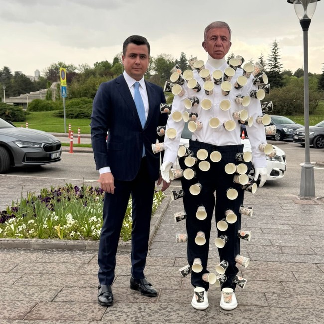 Osman Gökçek, TBMM'ye Mansur Yavaş maskeli cansız manken ile geldi! 159 milyon TL’lik karton bardak vurgunu...