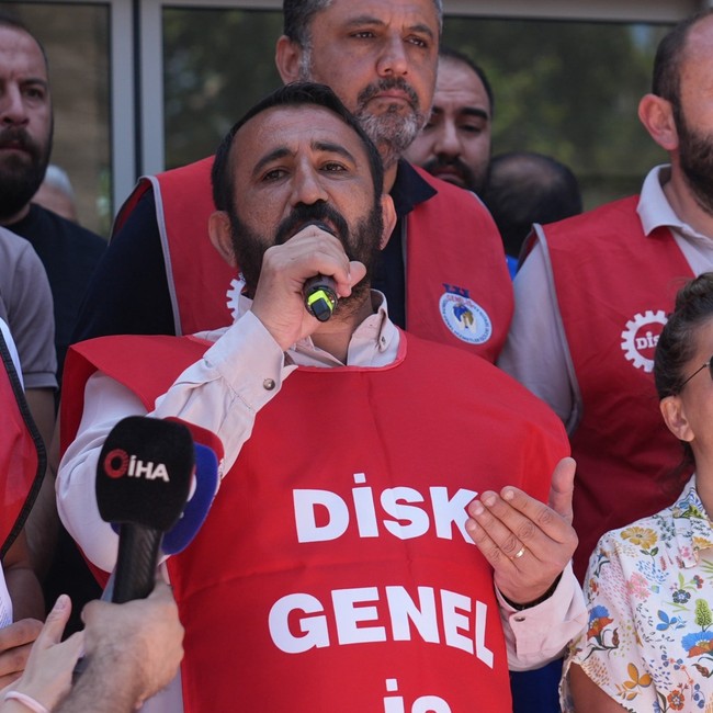 İzmir’de temizlik kaosu! DİSK Şube Başkanı, Cemil Tugay'ı tiye aldı: İyi temizlik yapıyor, çöp görürsem başkanı ararım!