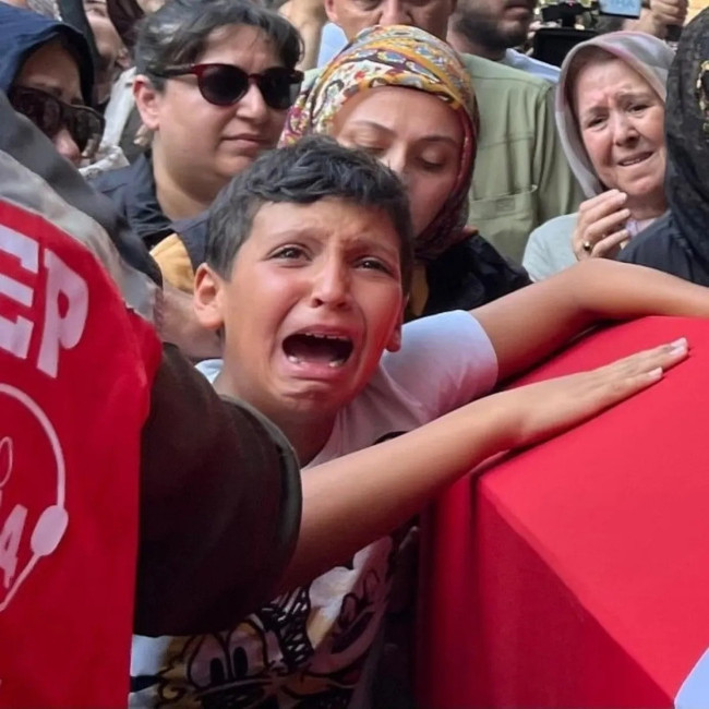Orman şehidi Eyüp Dereli’nin cenazesinde oğlunun feryadı yürek yaktı: Baba ben sensiz ne yapacağım?