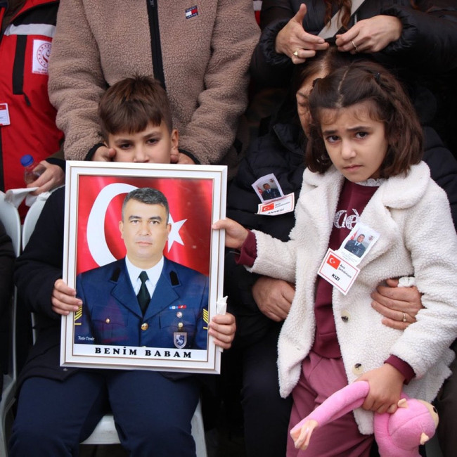 Amasya'da şehit astsubayın eşinin feryadı törene damga vurdu! "Dik tut başını, senin baban kahraman" - Resim : 2