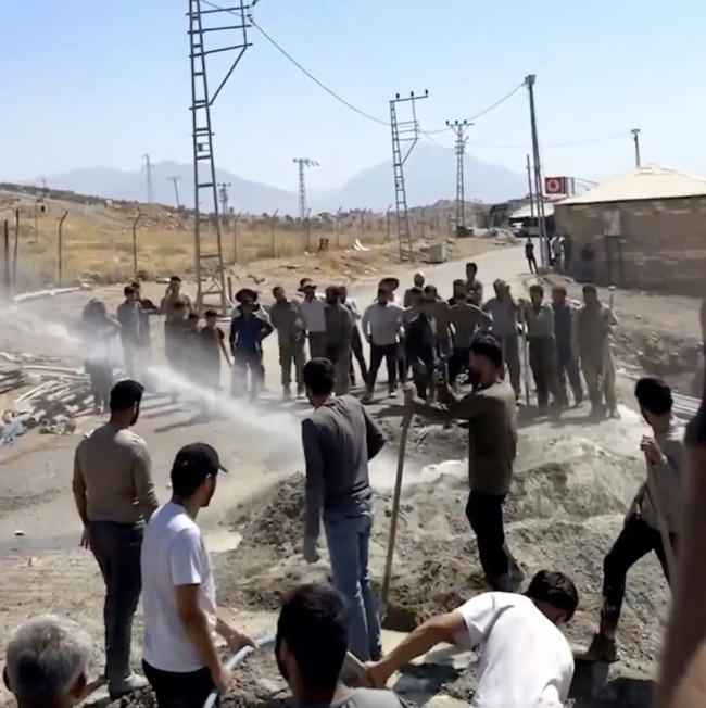 Terörsüz Türkiye sürecinde sembolik an! TOMA bu kez suyu biten inşaat işçilerine yardım için sıktı