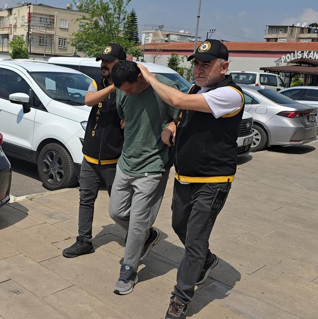 Adana’da akıl almaz düğün vurgunu: Davetsiz misafir 100 bin TL’lik takıyı çalıp kayıplara karıştı - Resim : 2