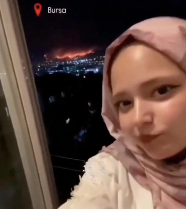 Bursa’daki yangını arkasına alıp ‘yanıyor yanaklarım’ şarkısıyla video çekti! Tepkiler çığ gibi... - Resim : 3