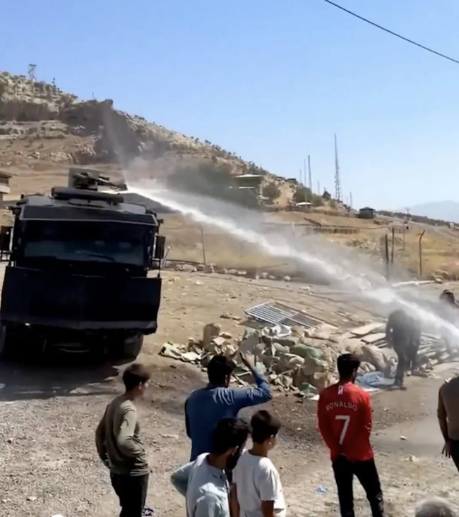 Terörsüz Türkiye sürecinde sembolik an! TOMA bu kez suyu biten inşaat işçilerine yardım için sıktı - Resim : 2