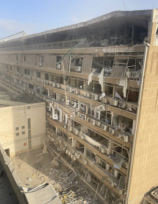 İran, İsrail’deki Soroka Hastanesi’ni vurdu: Vurulma anı kamerada!