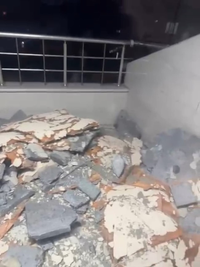 İstanbul lodosta savruldu: Beyoğlu'nda ahşap bina çöktü, Kağıthane'de çatılar uçtu! - Resim : 2