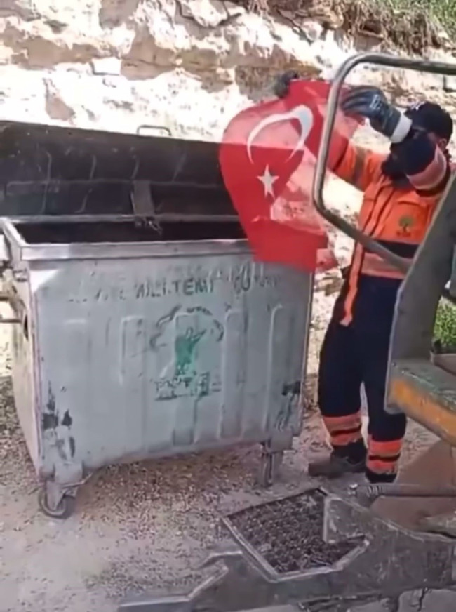 Gaziantep’te temizlik işçisinden bayrağa vefa: Çöpden aldı, öpüp alnına koydu