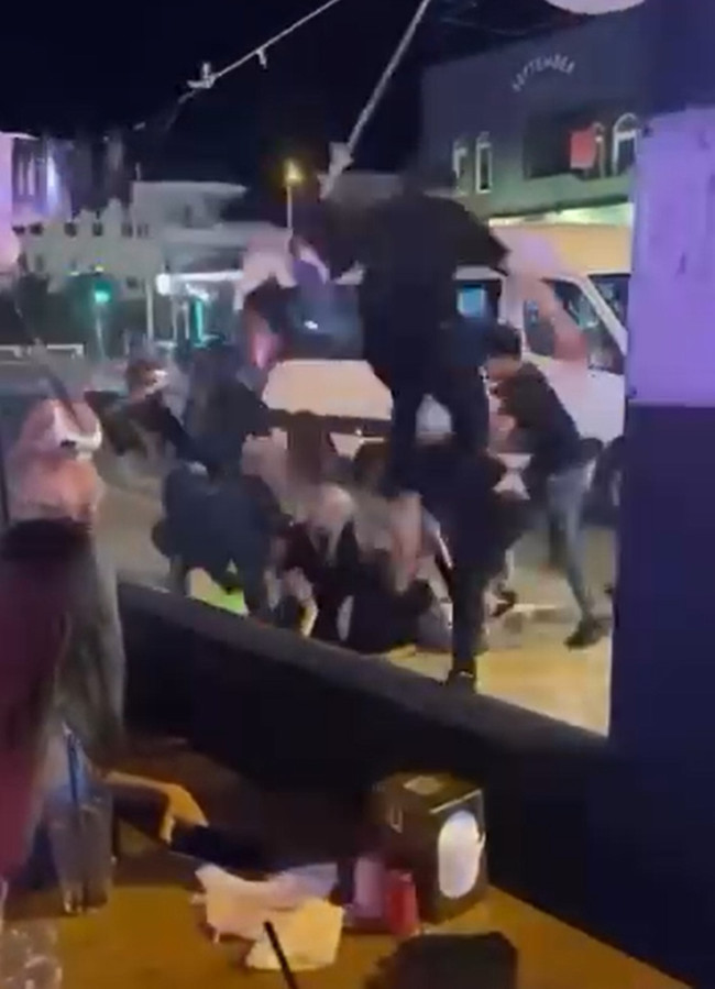 Sonra da turist gelmiyor diye ağlıyorlar... Marmaris'te şok görüntüler: Kadın turistleri darp ettiler! - Resim : 2