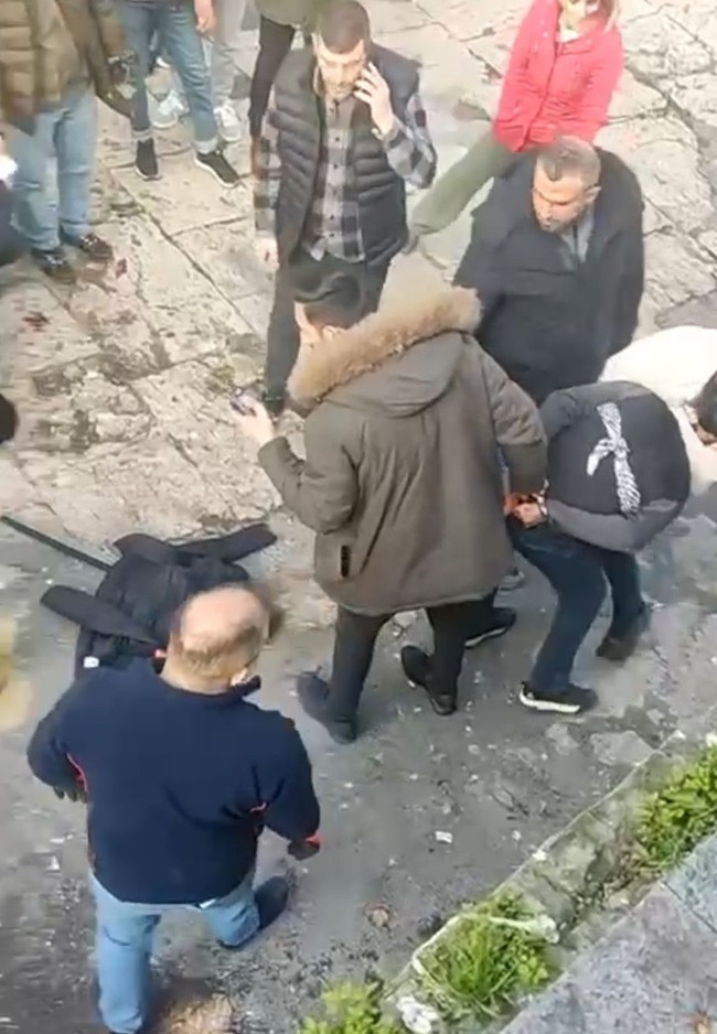 Fatih'te polise sopalı saldırı! Yankesicinin sonu adliye oldu! Saldırı anları kamerada... - Resim : 3