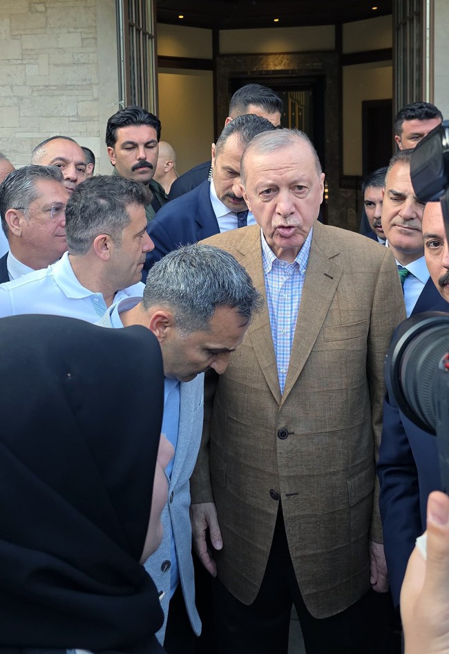Cumhurbaşkanı Erdoğan bayram namazını Marmaris’te kıldı, vatandaşlarla bayramlaştı