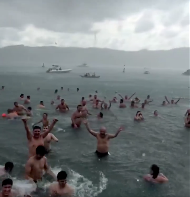 İstanbul Boğazı'nda sağanak sürprizi! Denize girenler yağmuru sevinçle karşıladı - Resim : 2