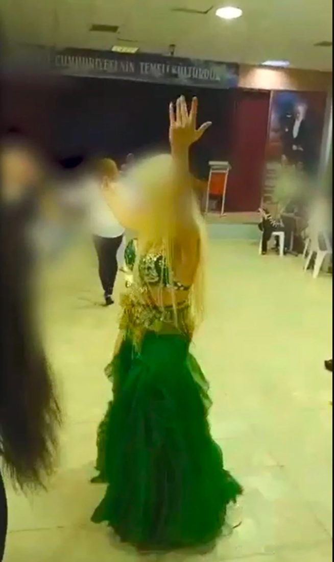 İlkokuldaki dansözlü eğlence büyük tepki çekti: Okul müdürü görevden alındı - Resim : 2