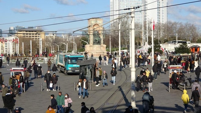 Güneşi gören Taksim’e akın etti, koronavirüs unutuldu!