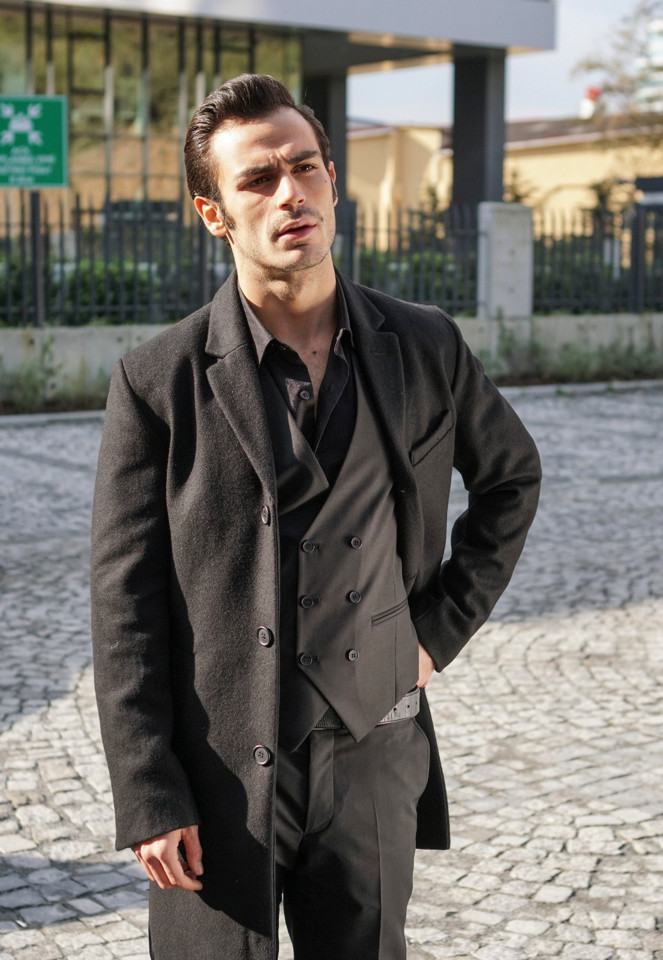 Yakışıklı oyuncu, Yasak Elma kadrosunda!