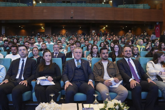 Bakan Bak, gençlerle buluştu! Sizler bu ülkeyi yöneteceksiniz