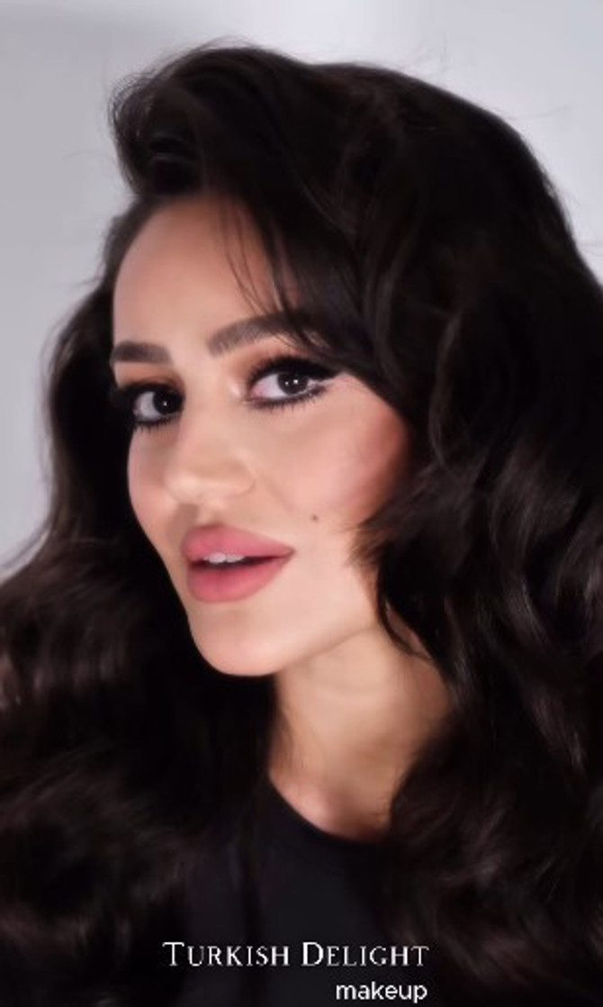 Elif Buse Doğan’dan Türkan Şoray makyajı!