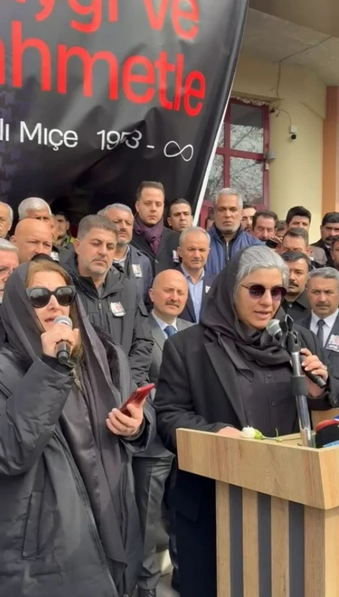 Kahtalı Mıçe, son yolculuğuna uğurlandı! Kızları usta sanatçıya Aşık Mahzuni Şerif'in "Yolcum Güle Güle" türküsünü okuyarak veda etti