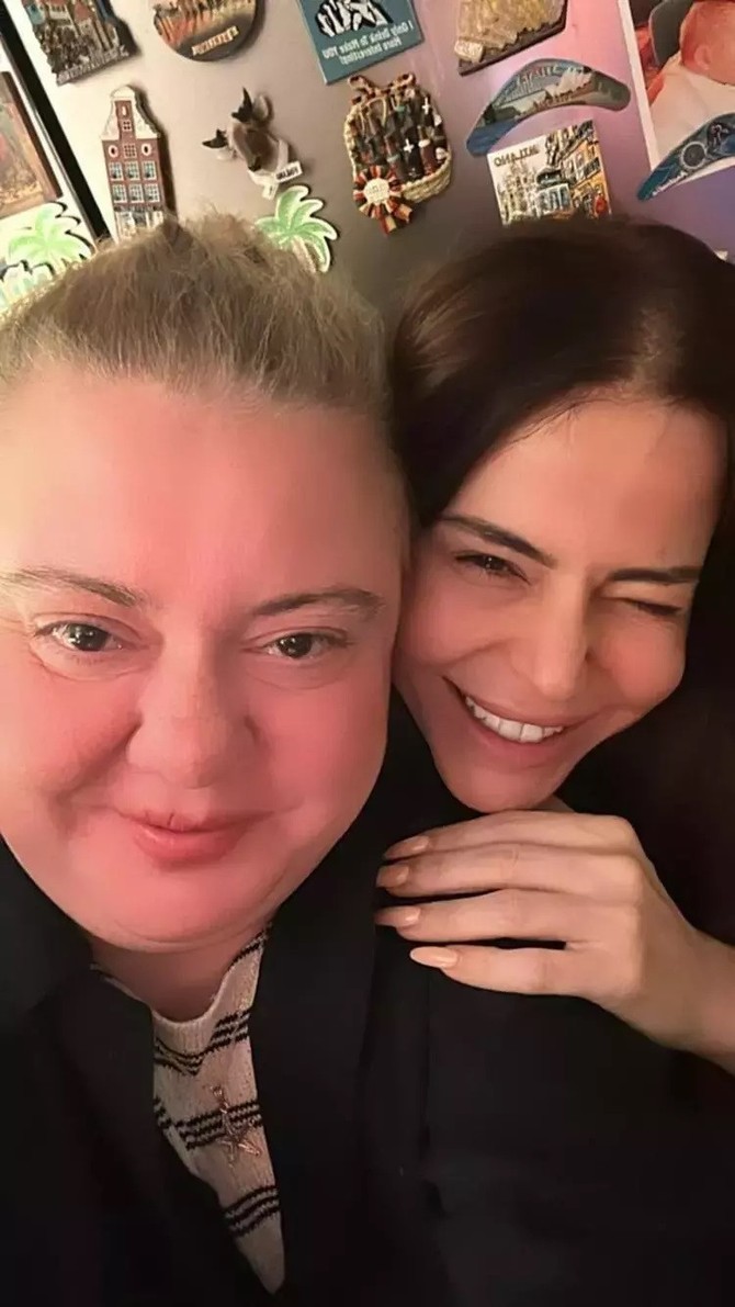 Simge Sağın, ablasının vefatının ardından ilk kez sahneye çıktı! Gözyaşlarına boğuldu
