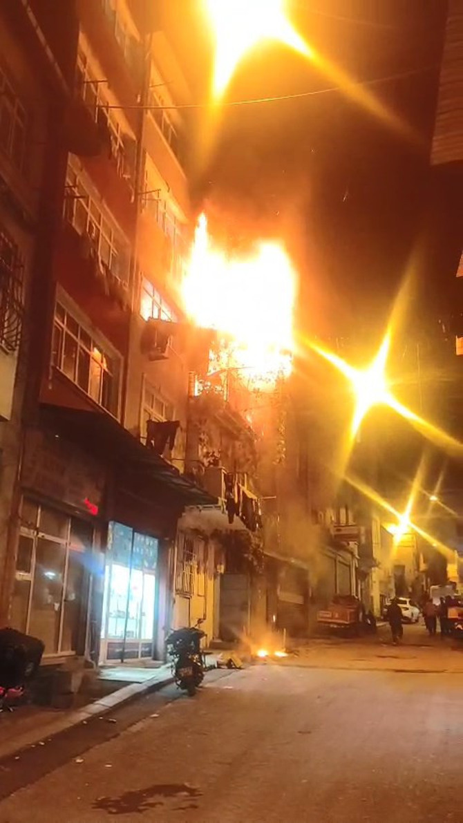 Beyoğlu'nda kız isteme töreni faciaya dönüştü! Atılan havai fişekler eve isabet etti! Bina cayır cayır yandı, 8 kişi hastanelik oldu - Resim : 2