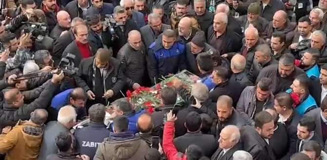 Kahtalı Mıçe, son yolculuğuna uğurlandı! Kızları usta sanatçıya Aşık Mahzuni Şerif'in "Yolcum Güle Güle" türküsünü okuyarak veda etti - Resim : 2