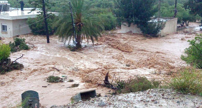 Ege'yi sel ve fırtına vurdu! Evler sular altında kaldı, araçlar sürüklendi, çatılar uçtu, bir evin banyosuna su tankı düştü