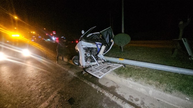Direğe çarpan araç kağıt gibi ezildi! Geriye bu görüntüler kaldı