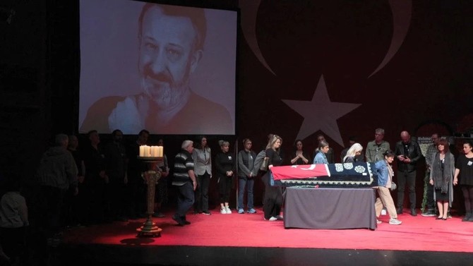 Adile Naşit’in yeğeni usta tiyatrocu Naşit Özcan, son yolculuğuna uğurlandı! Eşi törende konuşurken duygusal anlar yaşadı - Resim : 2